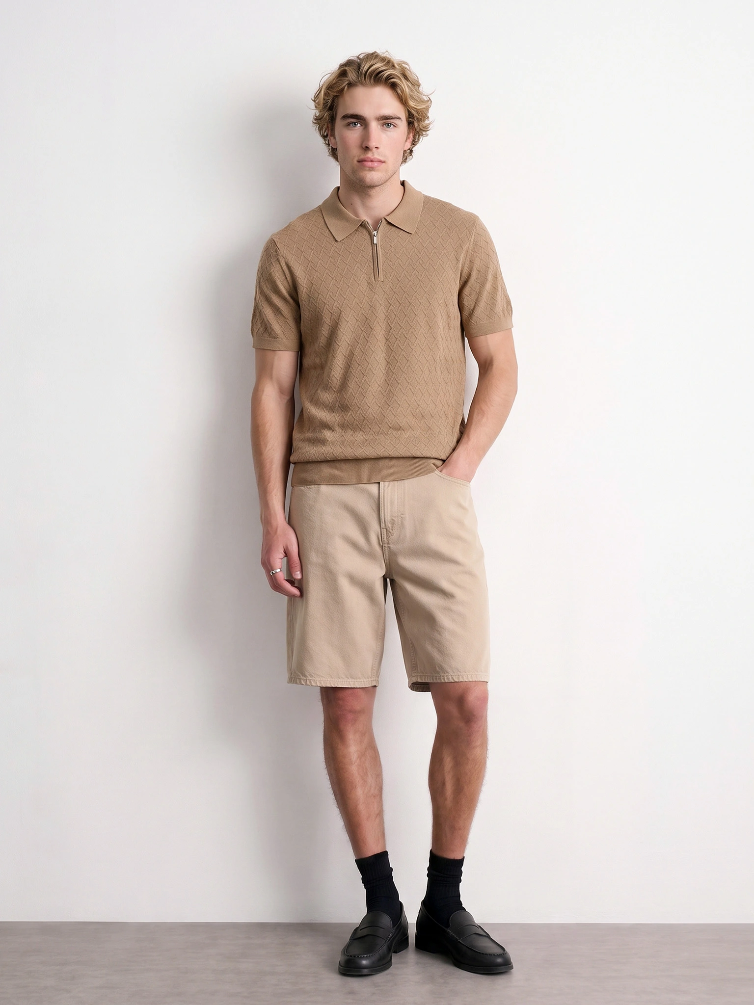 Джемпер-поло из фактурного эластичного трикотажа с коротким рукавом